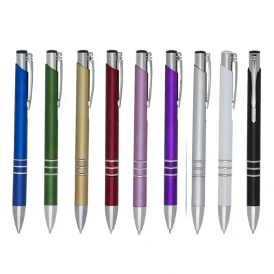 Caneta plástica colorida com detalhes em prata: várias cores