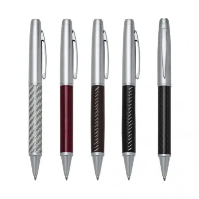 Caneta metal prata com design diferentes