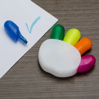 Marca texto branco plástico em formato de mão.