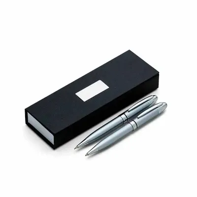 Conjunto caneta e lapiseira em estojo de cartonagem com placa central para personalização. Clip m...