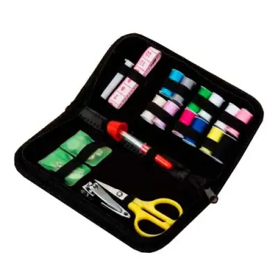 Kit costura com estojo de nylon revestido internamente com veludo. Possui saquinho plástico com d...
