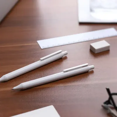 Kit Escritório sobre a mesa