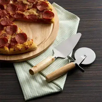Kit Pizza 3 Peças sobre a mesa