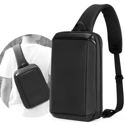 Mochila transversal com bolso interno