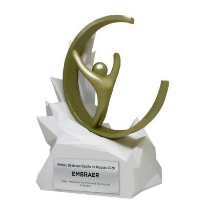 trofeu-personalizado-3d-oaloo com base branca e escultura dourada