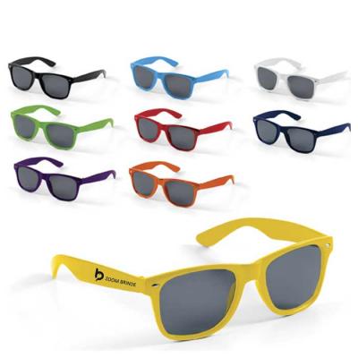 Óculos de sol em diversas cores
