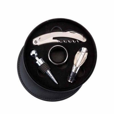 Kit vinho 4 peças com estojo redondo de material sintético, parte interna revestida com espuma. C...