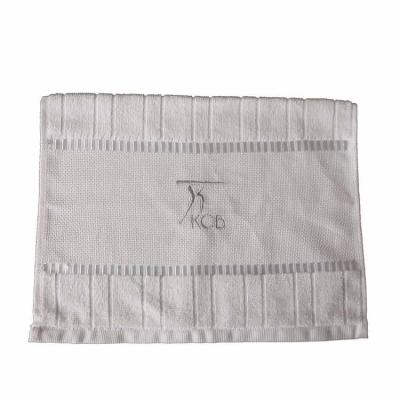 Toalha fina com personalização bordada