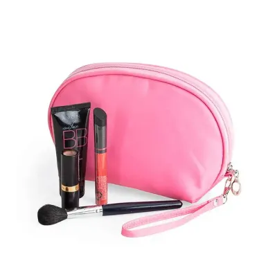 Necessaire impermeável de nylon com forro em poliéster, acompanha alça com gancho para encaixe. F...