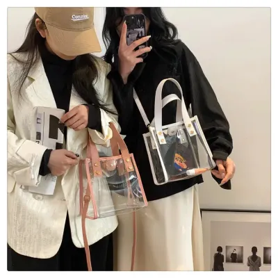 Sacola de pvc com detalhes couro