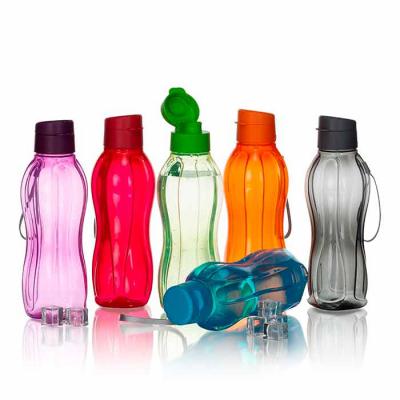 Garrafa plástica 800ml livre de BPA. Garrafa transparente colorida com detalhes em relevo, possui...