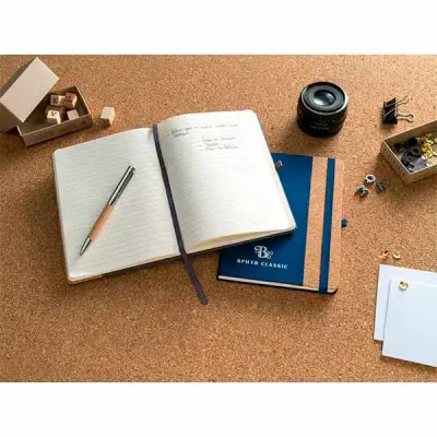 Caderno de anotações com folhas pautadas em cor marfim