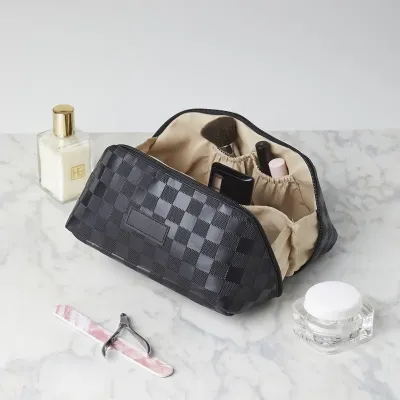 Necessaire com zíper aberto