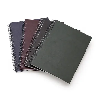 Caderno com capa de sintético texturizado e espiral prata metálico