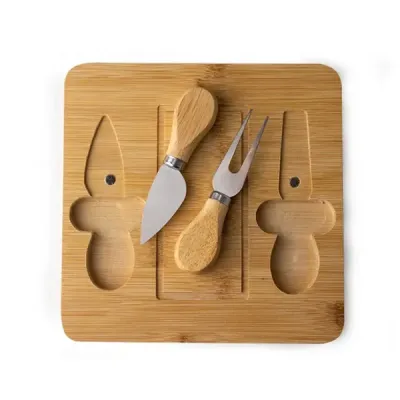 Kit com tábua de bambu com canaleta, faca com ponta, garfo e espátula.