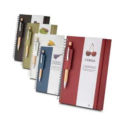 Caderno de anotações 21x15cm, capa em papel 100% reciclado com elástico, contendo:   Miolo de 70 folhas pautadas na cor bege;  Com suporte para caneta em papel reciclável; Não acompanha caneta