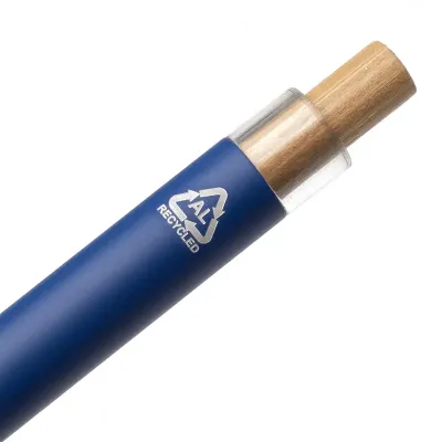 Caneta esferográfica em alumínio reciclável com escrita em azul.