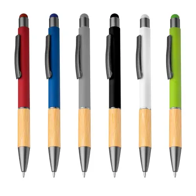 Caneta esferográfica em alumínio reciclável com escrita em azul. Detalhe em bambu. Refil parker e ponta touch emborrachada - opções de cores