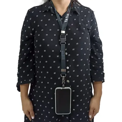 Cordão para celular preso no pescoço