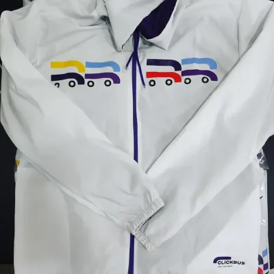 Jaqueta corta vento branca