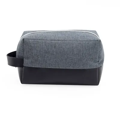 Nécessaire em nylon com detalhes em couro sintético, parte interna contém forro de poliéster.