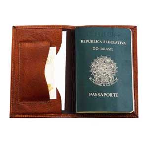 Porta passaporte contendo 1 porta cartões, todo pespontado.