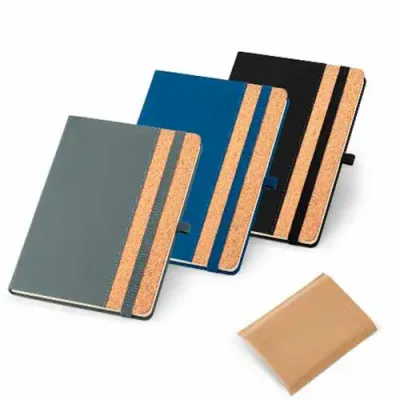 Caderno capa dura cortiça e PU. 96 folhas pautadas cor marfim. Suporte para esferográfica e banda...