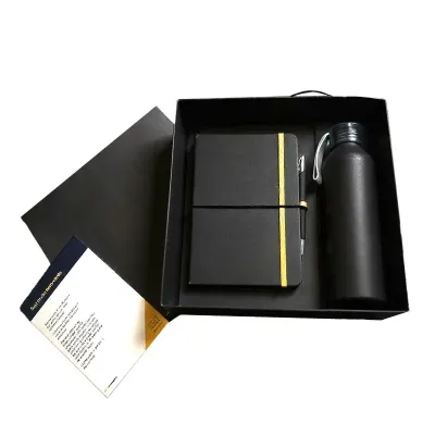 O kit contém: 1 Caderneta emborrachada com porta caneta 1 Squeeze Alumínio. Capacidade: 660 ml 1 ...