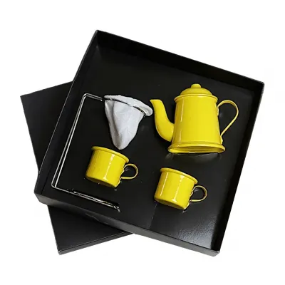 01 Suporte com coador 01 Bulé 02 Canecas 01 Embalagem Gravação a laser Peso:395g Medida: 27x8.05cm