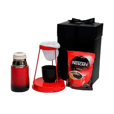 Kit café possui 1 garrafa térmica, 1 suporte com coador, 1 xícara, 1 café solúvel e embalagem 
