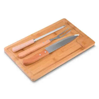 Kit churrasco com 4 peças O kit contem: Garfo, faca 8', chaira e tábua de bambu.