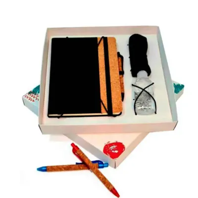 Kit Eco com caderno, caneta, máscara de malha e álcool em gel. Contém: 1 caderno A5 capa dura Cor...