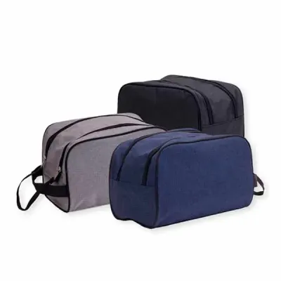 Necessaire confeccionada em poliéster com zíper duplo e trava de velcro. Zíper com “pegador” de c...