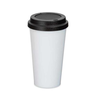 Copo plástico 550ml com tampa, possui abertura de bocal prática para ingestão de bebidas evitando...