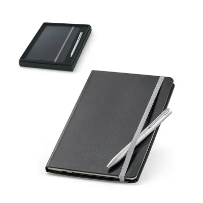 Conjunto caneta e caderno A5.