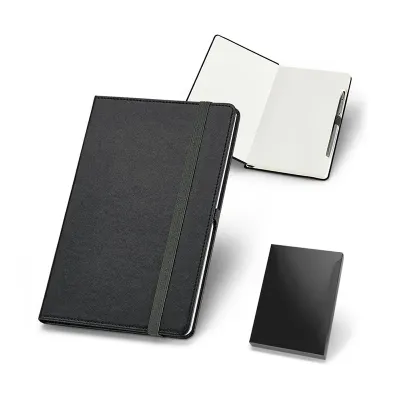 Caderno A5 em material sintético com capa dura e 96 folhas lisas.