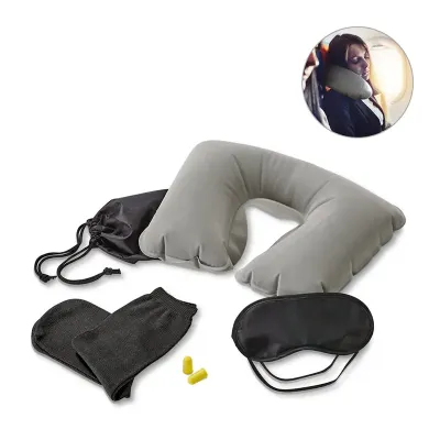 Kit de viagem composto por almofada de pescoço, máscara para dormir, tampões para ouvidos e 1 par de meias.