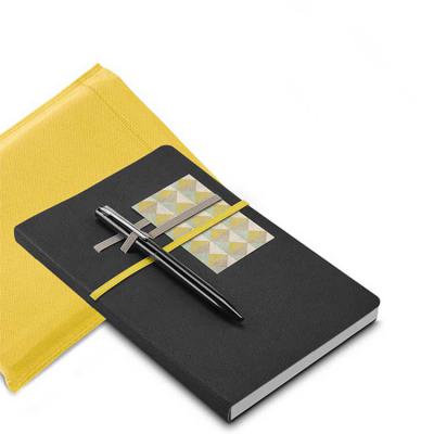 Caderno A5 com detalhes amarelos e suporte para caneta