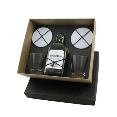 Kit whisky Black & White com dois copos dose e dois porta-copos