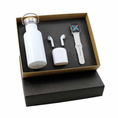 Kit Boas Vindas com Squeeze de alumínio 500ml, fone de ouvido bluetooth e relógio smart com gravação nas peças e na caixa.