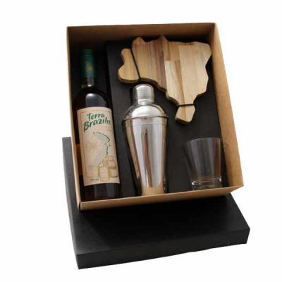 Kit Cachaça com garrafa de cachaça Terra Brazilis 750ml, coqueteleira inox, um copo de dose, tábua de corte. Gravação nas peças e na tampa da caixa