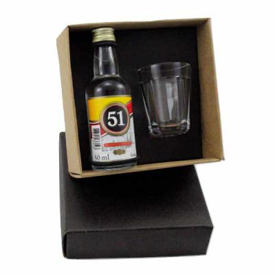 Smile Kits Corporativos - Kit em caixa de papel kraft, garrafa de 50ml de cachaça 51, copo de dose. Gravação nas peças e na tampa da caixa.