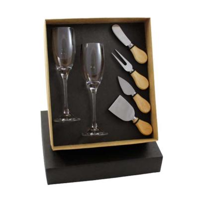 Kit queijo com duas taças de vidro, duas facas, garfo e espátula