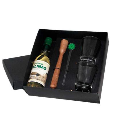 Kit Caipirinha com Cachaça Salinas 330ml, socador de limão, misturador, dois copos de vidro para dose e gravação nas peças e na tampa da caixa