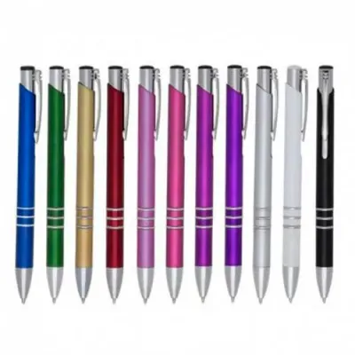 Caneta plástica colorida com detalhes em prata