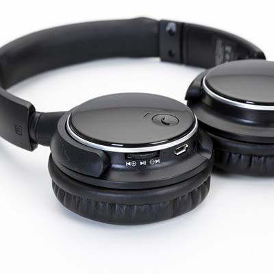 Fone de ouvido bluetooth preto com haste ajustável e fones giratórios