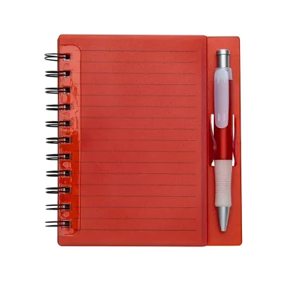 Caderneta com capa transparente na cor vermelha claro com caneta vermelha.