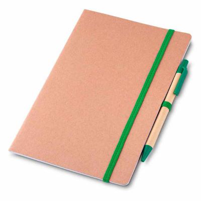 Kit escritório, contendo: 1 Caderno de anotações 21,5x14cm, capa em papel kraft com elástico, suporte para caneta e miolo com 30 folhas 1Caneta corpo em papel reciclado com detalhe em plástico (verde)