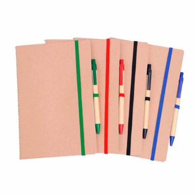 Kit escritório, contendo: 1 Caderno de anotações 21,5x14cm, capa em papel kraft com elástico, suporte para caneta e miolo com 30 folhas 1Caneta corpo em papel reciclado com detalhe em plástico (3)