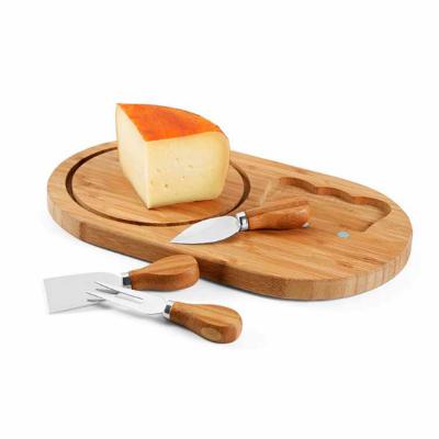 Tábua de queijos em bambu e aço inox com 3 talheres. Fornecida em caixa de cartão